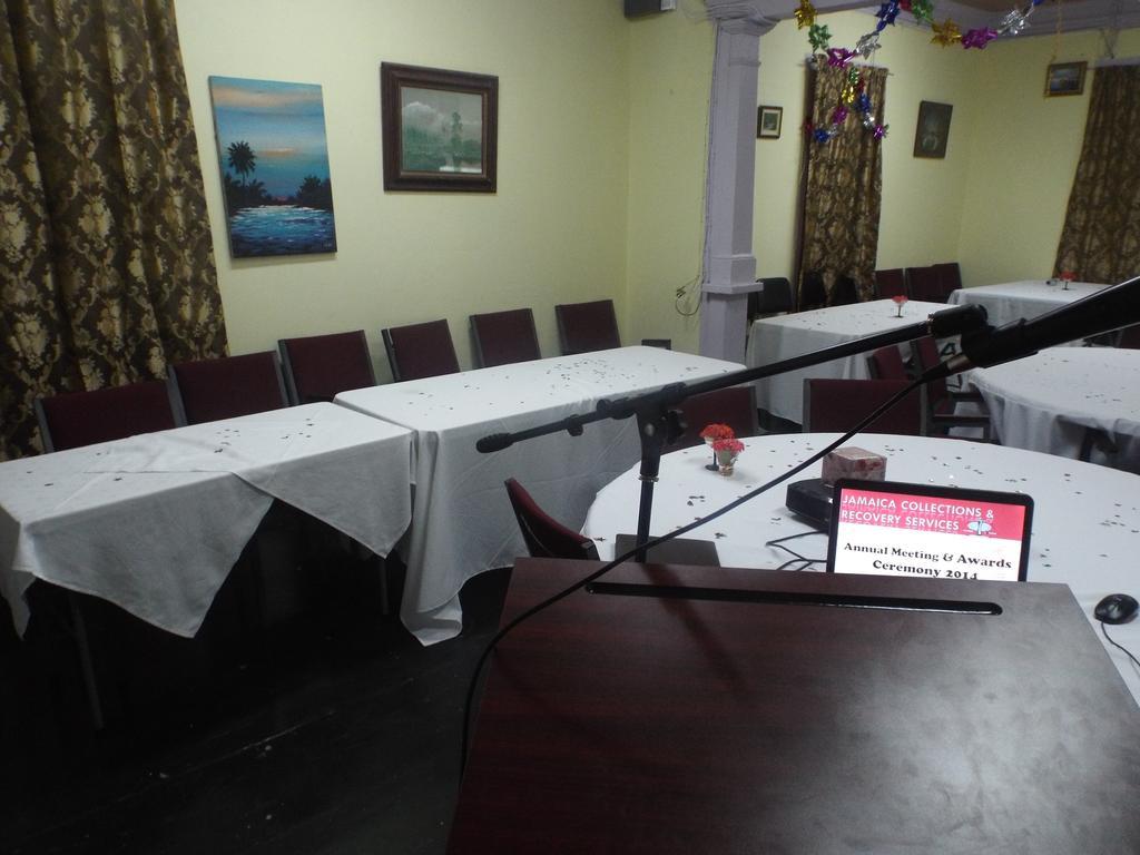 Tropical Court Inn New Кингстон Экстерьер фото