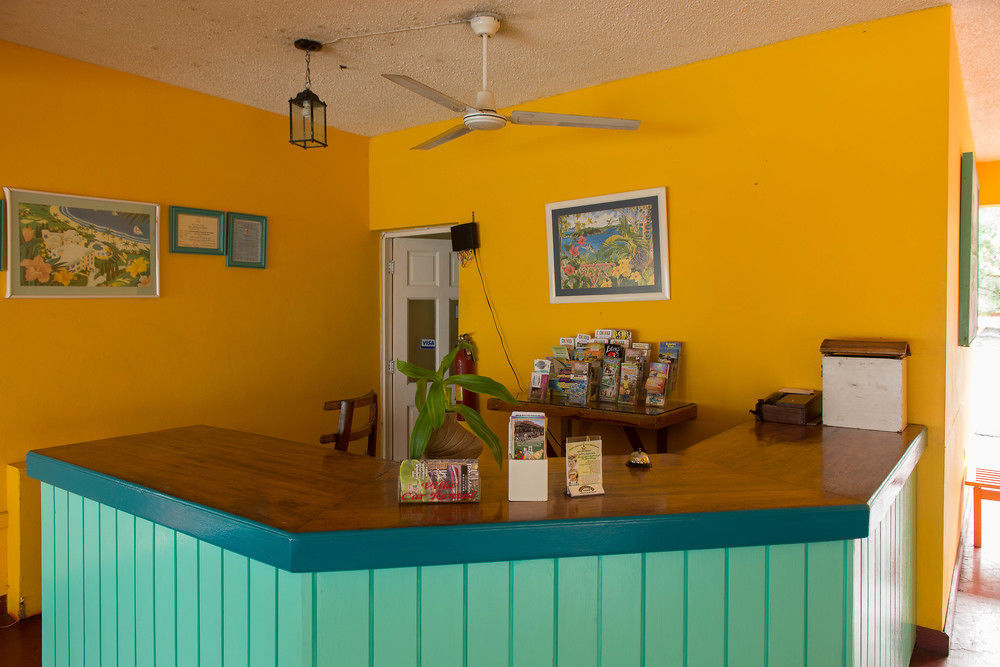 Tropical Court Inn New Кингстон Экстерьер фото